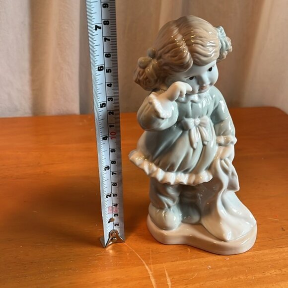 Kalique Sleepy Head Fine Porcelain Figurine Girl With Blanket from 2001 - Picture 4 of 4